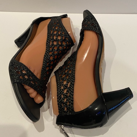 Donald J. Pliner Verona Leather Woven T-Strap Pumps Sandals Size 8.5 Narrow EUC - Picture 8 of 12